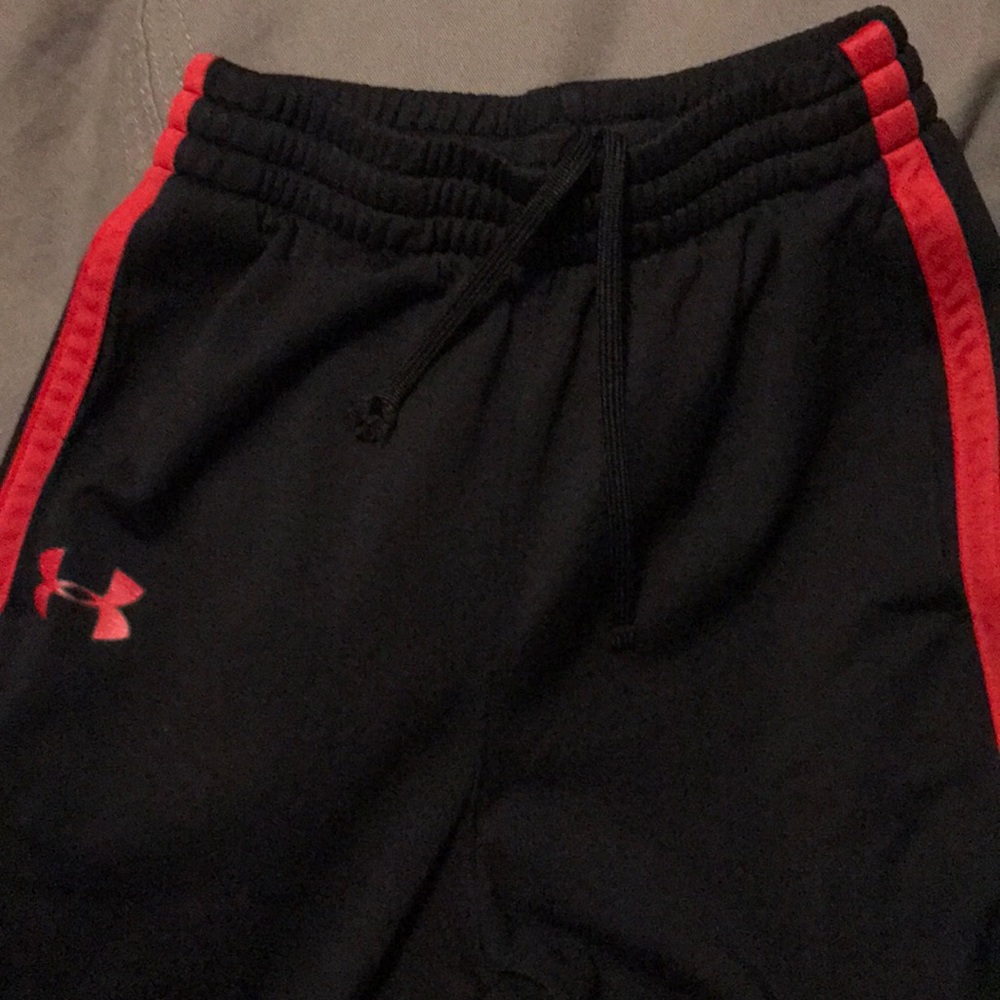 Under Armour pull on pants with mesh pockets